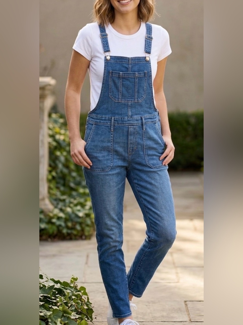 Old Navy Women’s Size 8 Tapered Leg Medium Wash Adjustable Strap Denim Overalls